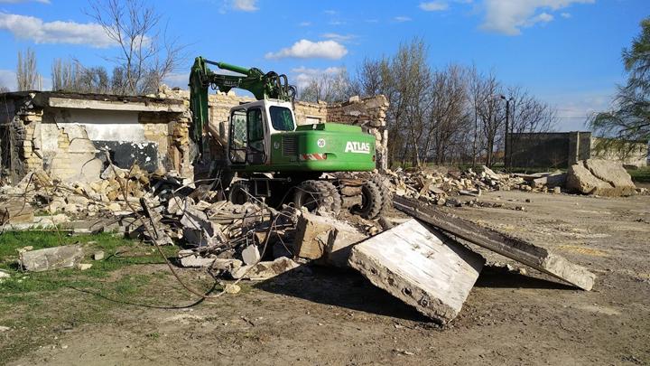 Демонтаж не жилых строений и раскопка котлованов под казармы (Черноморское, Одесская область)